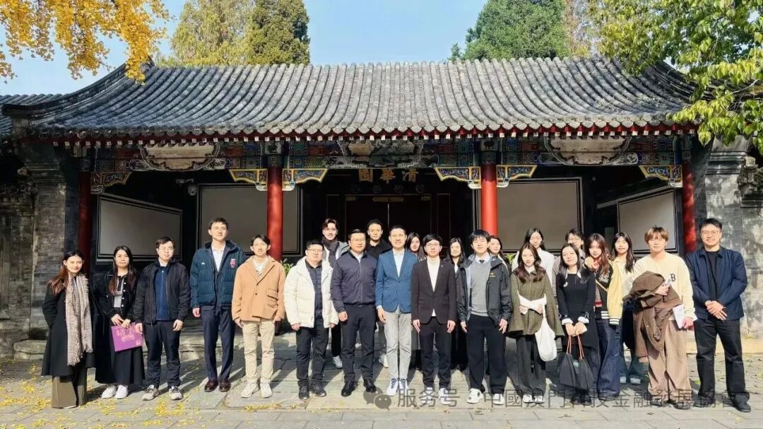 代表團一行在清華大學工字廳前合影